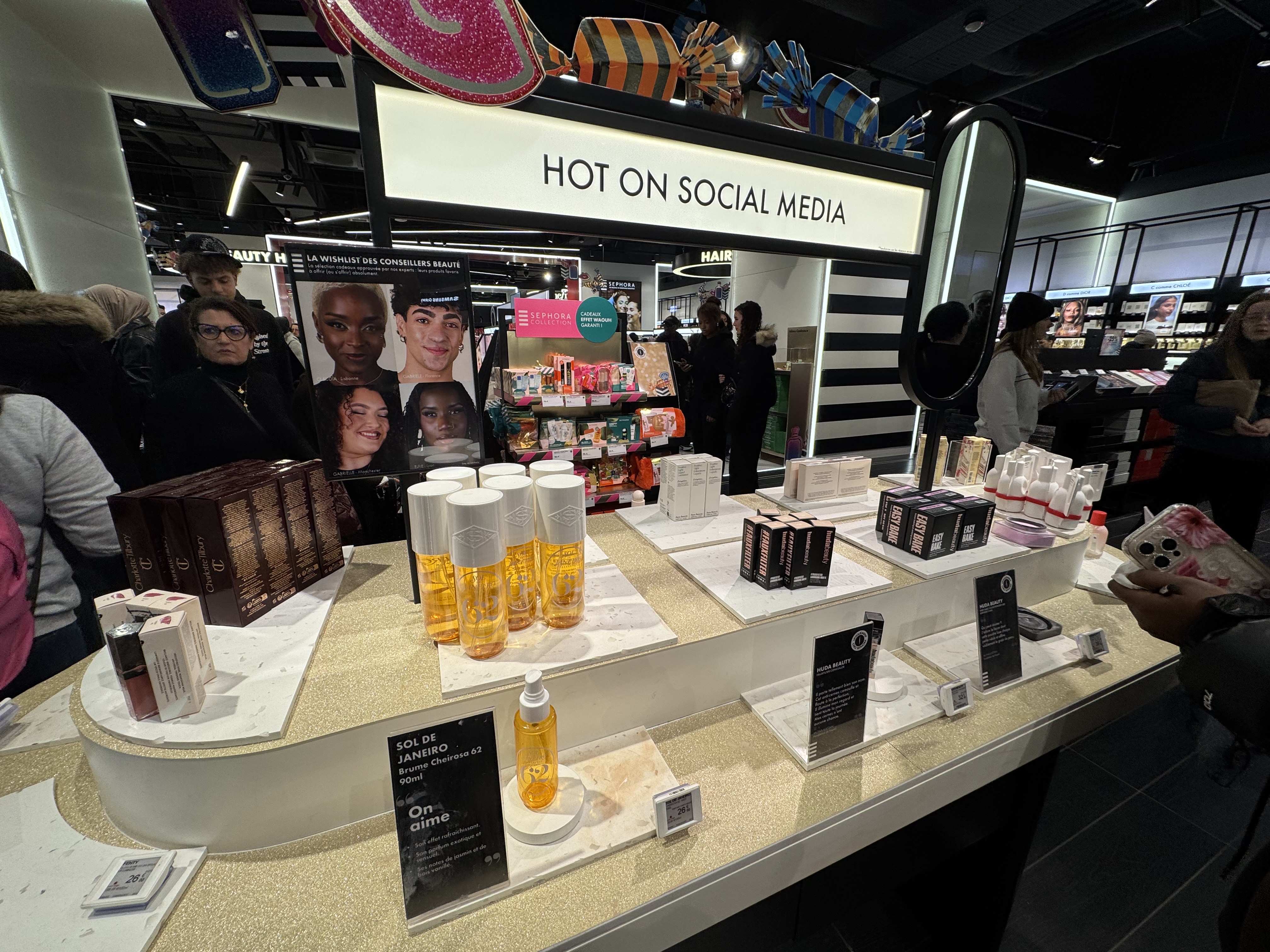 Zone de mise en avant produits tendance dans un magasin Sephora