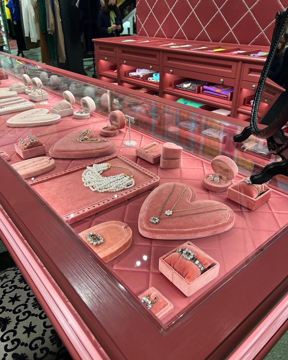 Vitrine de bijoux agencée pour la Saint-Valentin